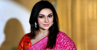 রক্তাক্ত মুখে অপু বিশ্বাস, আলোচনায় ‘দুর্বার’ লুক