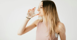 শীতে ঠান্ডা পানি পান করেন? জেনে নিন কী হয়