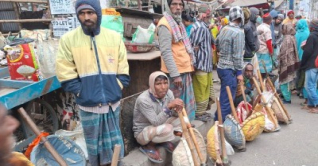 হাড়কাঁপানো শীতেও কর্মের তাগিদে রাস্তায় হাজারো মানুষ