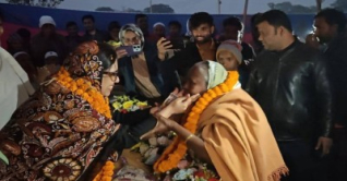 রুমিন ফারহানাকে এক হাজার টাকা দিলেন বৃদ্ধা রুমিন ফারহানাকে এক হাজার টাকা দিলেন বৃদ্ধা