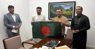 তারেক রহমানকে সেই পতাকা উপহার দিলেন মুত্তাকিন