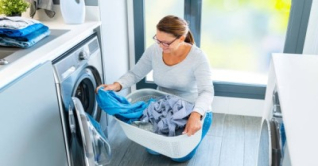 যে পোশাকগুলো কখনোই ওয়াশিং মেশিনে দেবেন না