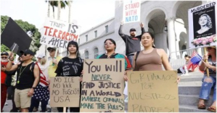 ট্রাম্পের বিরুদ্ধে যুক্তরাষ্ট্রে হাজারো মানুষের বিক্ষোভ ট্রাম্পের বিরুদ্ধে যুক্তরাষ্ট্রে হাজারো মানুষের বিক্ষোভ