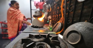 গ্যাস ও এলপিজির সংকটে হিমশিম খাচ্ছে মানুষ
