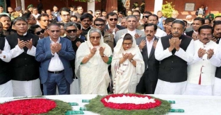 টুঙ্গিপাড়ায় জাতির জনকের সমাধিতে প্রধানমন্ত্রীর শ্রদ্ধা টুঙ্গিপাড়ায় জাতির জনকের সমাধিতে প্রধানমন্ত্রীর শ্রদ্ধা
