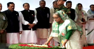 মুজিবনগর দিবসে বঙ্গবন্ধুর প্রতিকৃতিতে প্রধানমন্ত্রীর শ্রদ্ধা