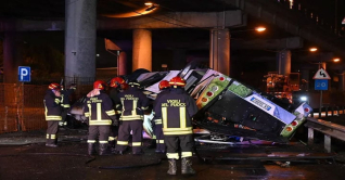 ফ্লাইওভার থেকে বাস ছিটকে নিচে পড়ে নিহত ২১ ফ্লাইওভার থেকে বাস ছিটকে নিচে পড়ে নিহত ২১