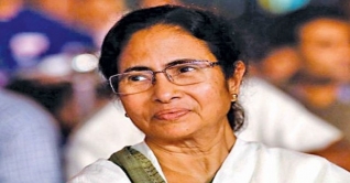 দুই বিমান মুখোমুখি, অল্পের জন্য রক্ষা পেলেন মমতা!