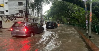 সকাল থেকে অঝোরে বৃষ্টি, ঢাকার বিভিন্ন রাস্তায় পানি