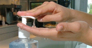 স্যানিটাইজার ব্যবহারের সঠিক নিয়ম জানেন তো! স্যানিটাইজার ব্যবহারের সঠিক নিয়ম জানেন তো!