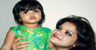 মা-মেয়ে: একই আকাশের দুই রঙ, এক অদৃশ্য বন্ধন