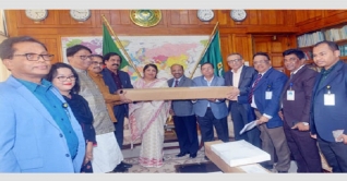 লুই কানের নকশা হস্তান্তর করলেন স্পিকার লুই কানের নকশা হস্তান্তর করলেন স্পিকার