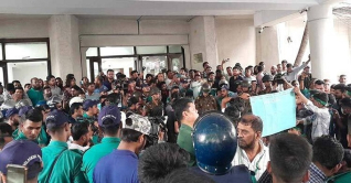 সচিবালয়ে ঢুকে শিক্ষার্থীদের বিক্ষোভ, আটক ৫৩ সচিবালয়ে ঢুকে শিক্ষার্থীদের বিক্ষোভ, আটক ৫৩