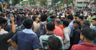 শিক্ষার্থীদের আন্দোলনে চরম দুর্ভোগে সাধারণ মানুষ শিক্ষার্থীদের আন্দোলনে চরম দুর্ভোগে সাধারণ মানুষ