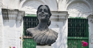 আজ মহানায়কা সুচিত্রা সেনের জন্মদিন