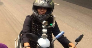 অক্সিজেন সিলিন্ডার ঘরে ঘরে পৌঁছে দিতে ছুটে চলেছেন ঢাকার সুহানা