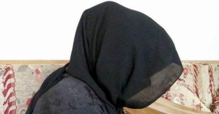 বিয়ের দাবিতে প্রেমিকের বাড়িতে তরুণীর অনশন