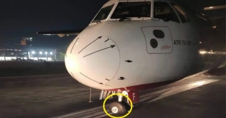 অল্পের জন্য প্রাণে বাঁচল নভোএয়ারের যাত্রীরা