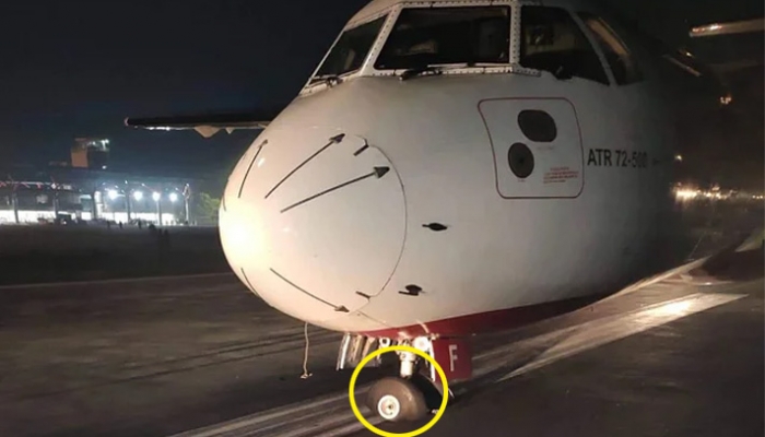 নীলফামারীর সৈয়দপুর বিমানবন্দরে নভোএয়ারের একটি উড়োজাহাজের সামনের চাকা ফেটে যায় (হলুদ বৃত্তে)। ছবি : সংগৃহীত