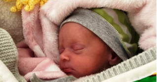 বোমা বিধ্বস্ত শহরে জীবনযুদ্ধে সদ্যজাত শিশুরা