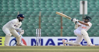 ৩০তম ৫০-এর দেখা পেলেন সাকিব আল হাসান ৩০তম ৫০-এর দেখা পেলেন সাকিব আল হাসান