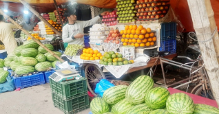 ফলের দোকান ঘুরে খালি হাতে ফিরছেন ক্রেতা ফলের দোকান ঘুরে খালি হাতে ফিরছেন ক্রেতা