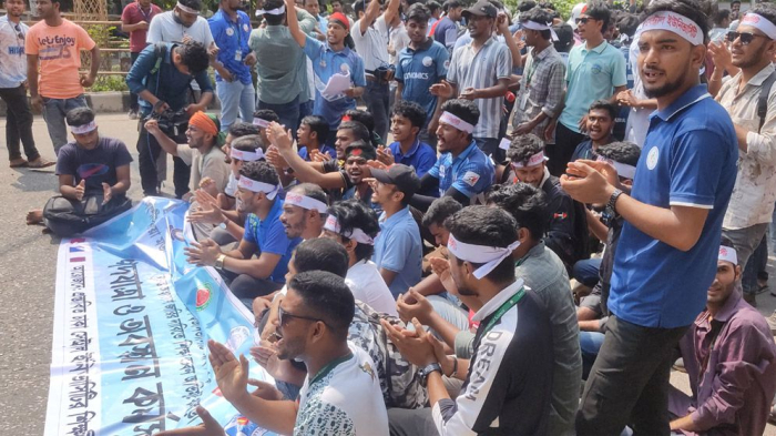 শিক্ষা ভবনের সামনে ৭ কলেজ শিক্ষার্থীদের অবস্থান