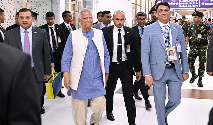 দেশে ফিরলেন প্রধান উপদেষ্টা