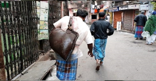 প্রাচীন পেশা `ভিস্তিওয়ালা` ঢাকা থেকে যেভাবে বিলুপ্ত হল