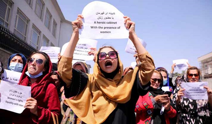 নারীবিষয়ক মন্ত্রণালয়ের সামনে বিক্ষোভ প্রদর্শন করছেন আফগান নারী অধিকারকর্মীরা।  ছবি : রয়টার্স