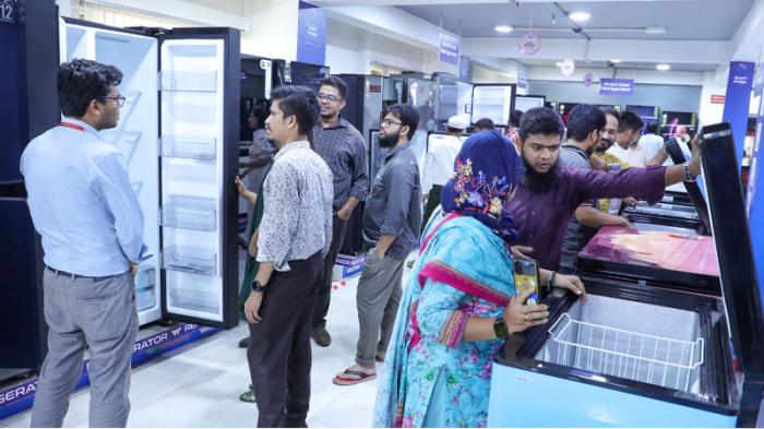 শেষ সময়ে জমে উঠেছে ঈদ বাজার: গৃহস্থালির পণ্যে ব্যস্ত ক্রেতারা