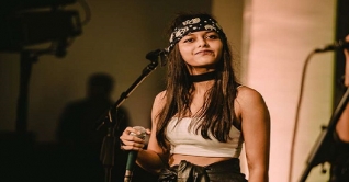 নেট দুনিয়ায় ভাইরাল ‘মানিকে মাগে হিতে’ নেট দুনিয়ায় ভাইরাল ‘মানিকে মাগে হিতে’