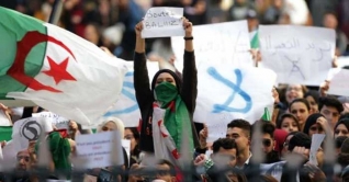 আলজেরিয়ায় প্রেসিডেন্টের পদত্যাগের দাবিতে রাস্তায় লাখো জনতা আলজেরিয়ায় প্রেসিডেন্টের পদত্যাগের দাবিতে রাস্তায় লাখো জনতা