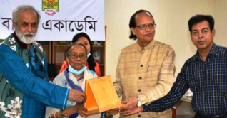 রবীন্দ্র পুরস্কারে ভূষিত ড. আতিউর রহমান