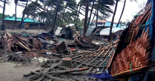 মোখায় ক্ষ‌তিগ্রস্থ‌দের আড়াই লাখ ডলার দিচ্ছে যুক্তরাষ্ট্র