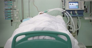 ছেলেকে আইসিইউ ছেড়ে দিয়ে মৃত্যুর কোলে মা