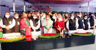 বঙ্গবন্ধুর প্রতিকৃতিতে আওয়ামী লীগের শ্রদ্ধা বঙ্গবন্ধুর প্রতিকৃতিতে আওয়ামী লীগের শ্রদ্ধা