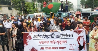 ধর্ষকদের শাস্তির দাবিতে শাপলা চত্বর অবরোধ