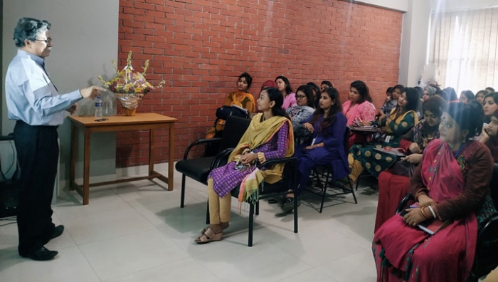 সেন্ট্রাল উইমেন্স ইউনিভার্সিটিতে সেমিনারে বক্তব্য দিচ্ছেন সাংবাদিক আবু সাঈদ খান।