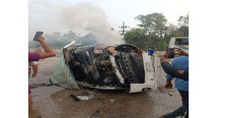 বগুড়ার শেরপুরে মাইক্রোবাস উল্টে নিহত ৩