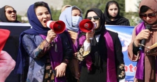 তালেবান নিষেধাজ্ঞাকে ‘বুড়ো আঙুল’ দেখাচ্ছে আফগান নারীরা তালেবান নিষেধাজ্ঞাকে ‘বুড়ো আঙুল’ দেখাচ্ছে আফগান নারীরা