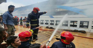 ময়ূর-৭ লঞ্চে লাগা আগুন নিয়ন্ত্রণে ময়ূর-৭ লঞ্চে লাগা আগুন নিয়ন্ত্রণে