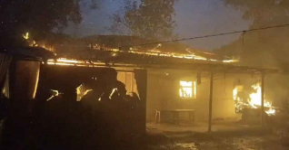 নরসিংদীতে ধর্ষকের বাড়িতে আগুন দিয়ে পুড়িয়ে দিলো এলাকাবাসী নরসিংদীতে ধর্ষকের বাড়িতে আগুন দিয়ে পুড়িয়ে দিলো এলাকাবাসী