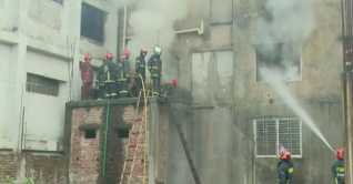 প্রায় ৯ ঘণ্টা পর ডেমরার আগুন নিয়ন্ত্রণে প্রায় ৯ ঘণ্টা পর ডেমরার আগুন নিয়ন্ত্রণে