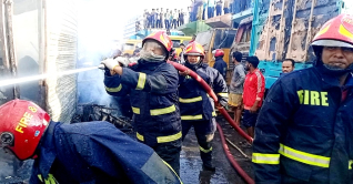 তেজগাঁও ট্রাকস্ট্যান্ডে ভয়াবহ আগুন নিয়ন্ত্রণে