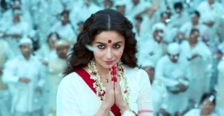 মুক্তি পেলো ‘গাঙ্গুবাই কাঠিয়াওয়াড়ি’র ট্রেলার মুক্তি পেলো ‘গাঙ্গুবাই কাঠিয়াওয়াড়ি’র ট্রেলার