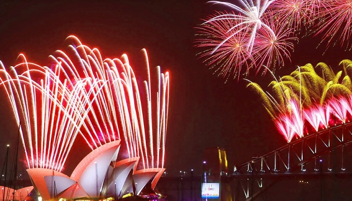 আতশবাজির ঝলকানি আর উল্লাসে মাতোয়ারা বিশ্ব