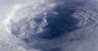 সন্দ্বীপে ৮ ফুট উঁচু ঢেউ, ভেসে গেল এক তরুণ