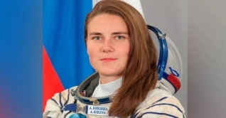 প্রথম রুশ নারীকে মহাকাশে পাঠাবে আমেরিকা 
