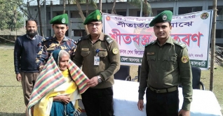 ঝালকাঠিতে শীতার্তদের মাঝে কম্বল বিতরণ করেছে আনসার ভিডিপি 